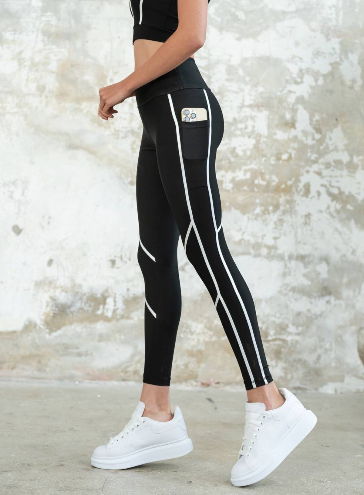 THRUD - FORM-FITTING SIDE POCKET LEGGING - BLACK AND WHITE