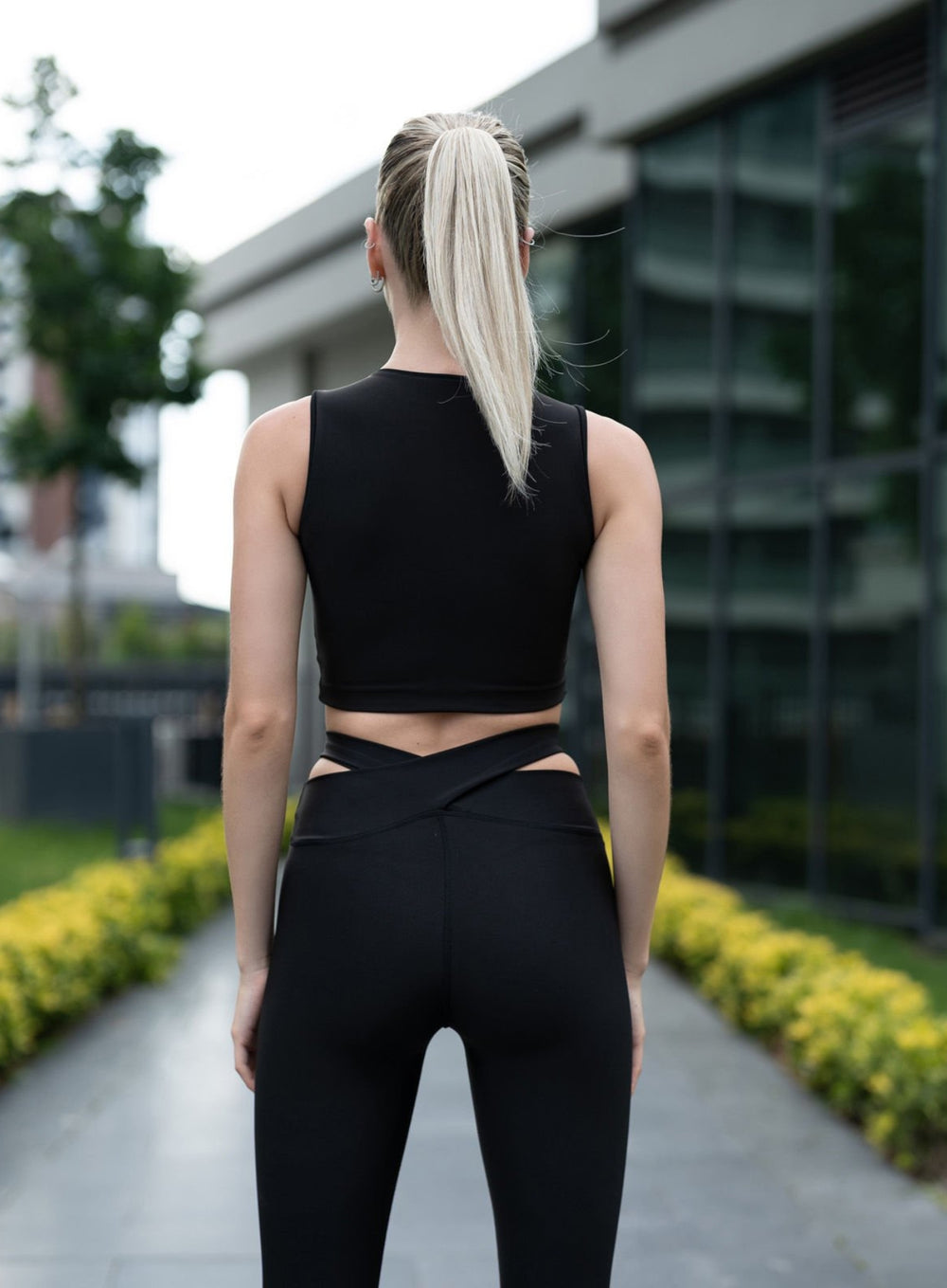 FREYA - SLEEVELESS CROP TOP - BLACK - VECTOR SPORTSWEAR