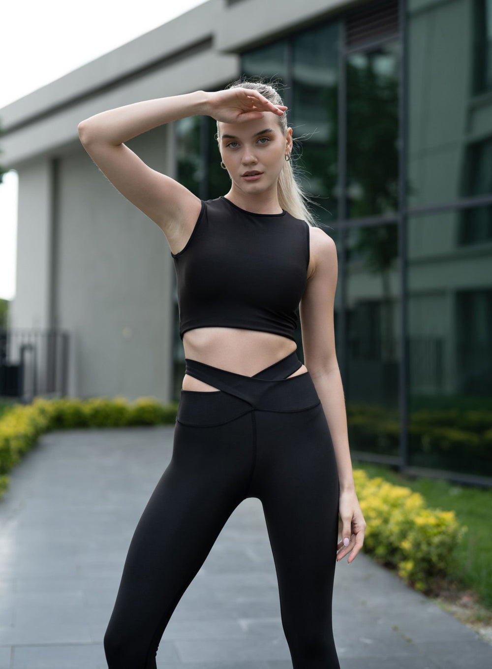 FREYA - SLEEVELESS CROP TOP - BLACK - VECTOR SPORTSWEAR