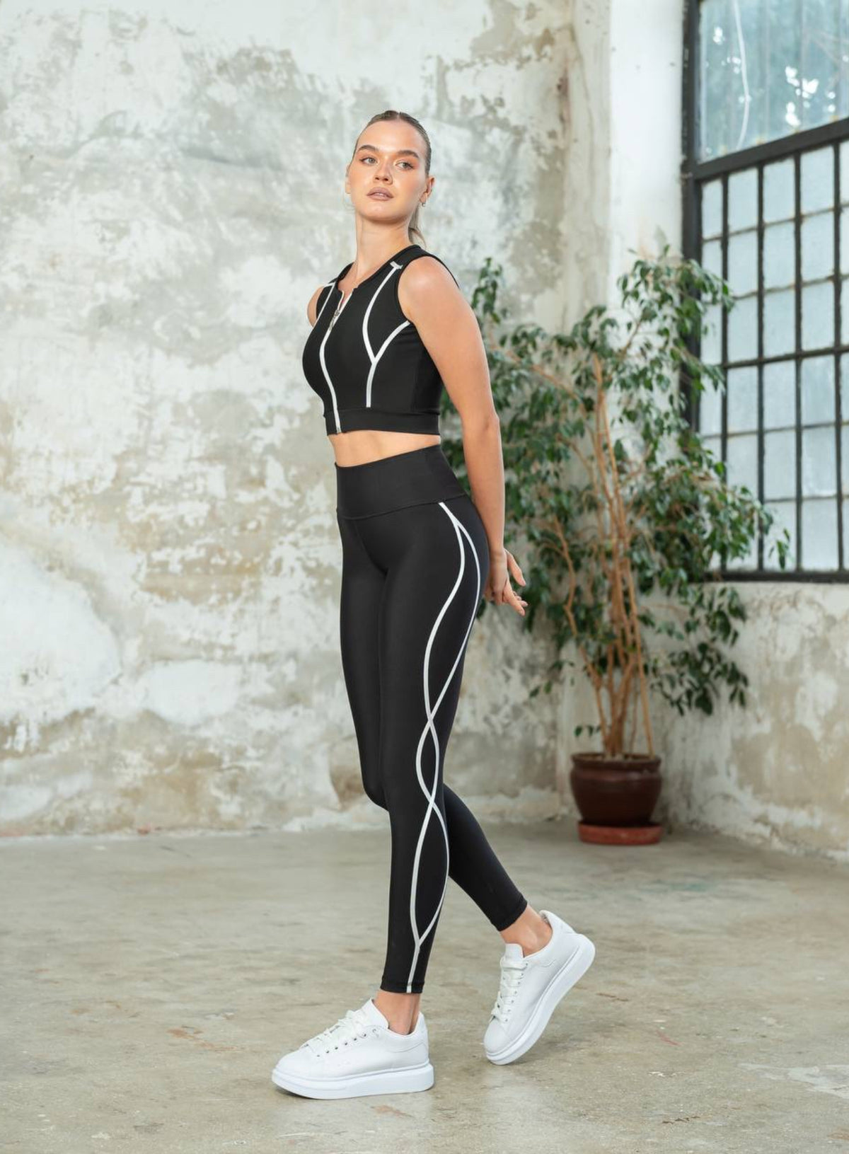 THRUD - FORM-FITTING FLEX LEGGING - BLACK AND WHITE