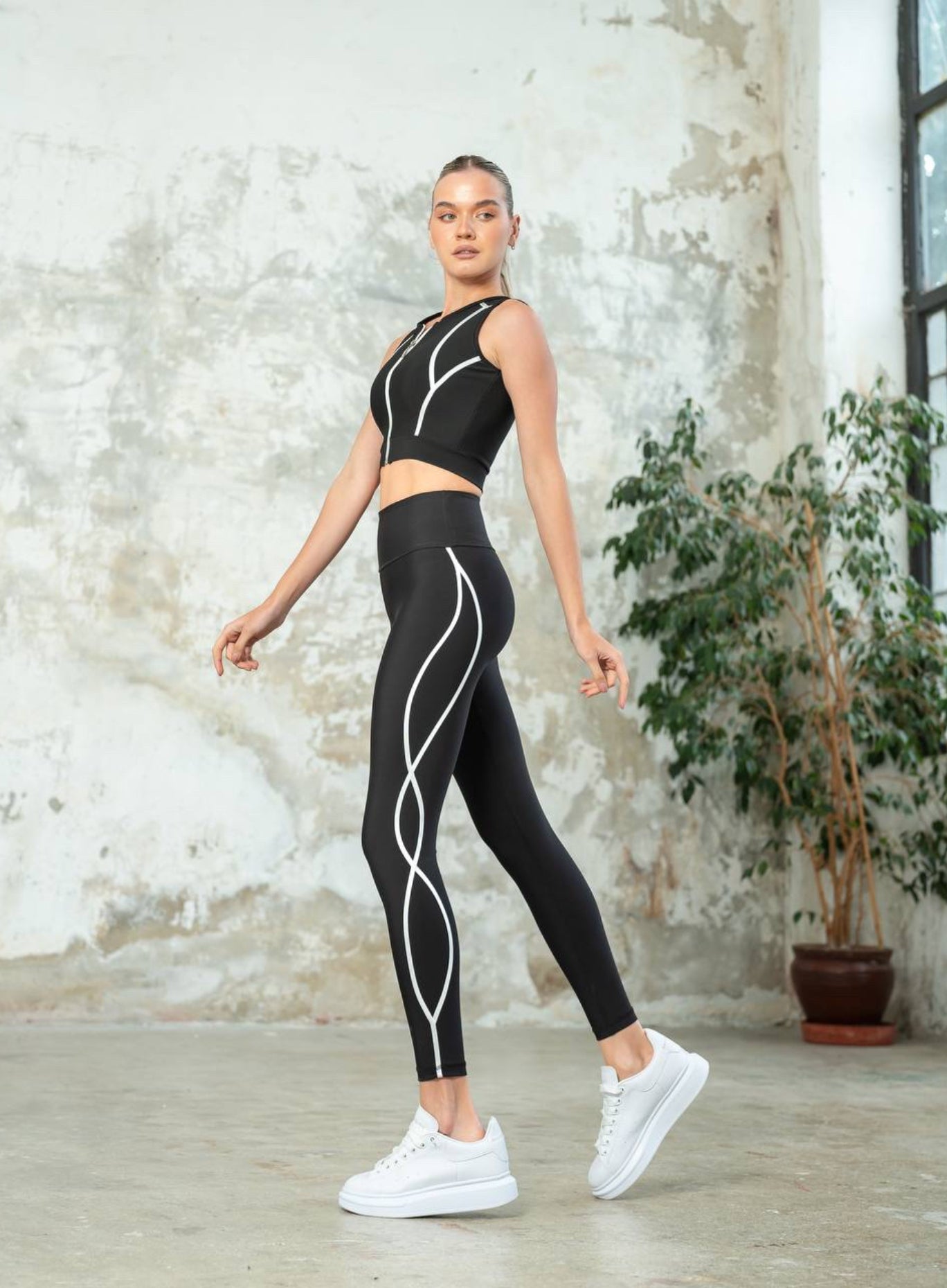 THRUD - FORM-FITTING FLEX LEGGING - BLACK AND WHITE