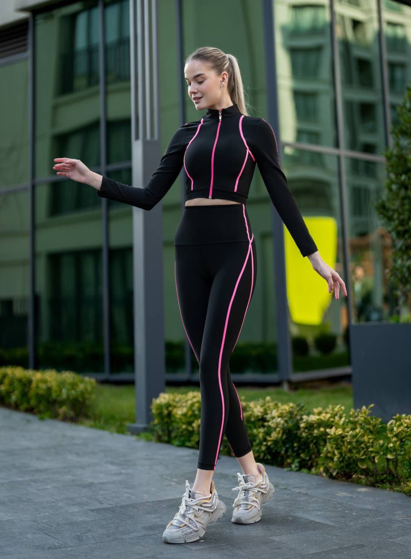 THRUD - FORM-FITTING LEGGING - BLACK AND PINK