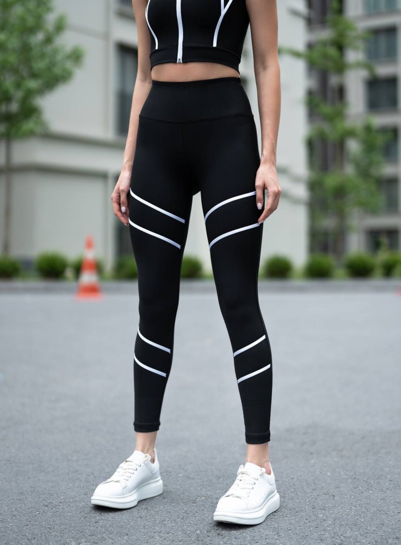 THRUD - FORM-FITTING LEGGING - BLACK AND WHITE