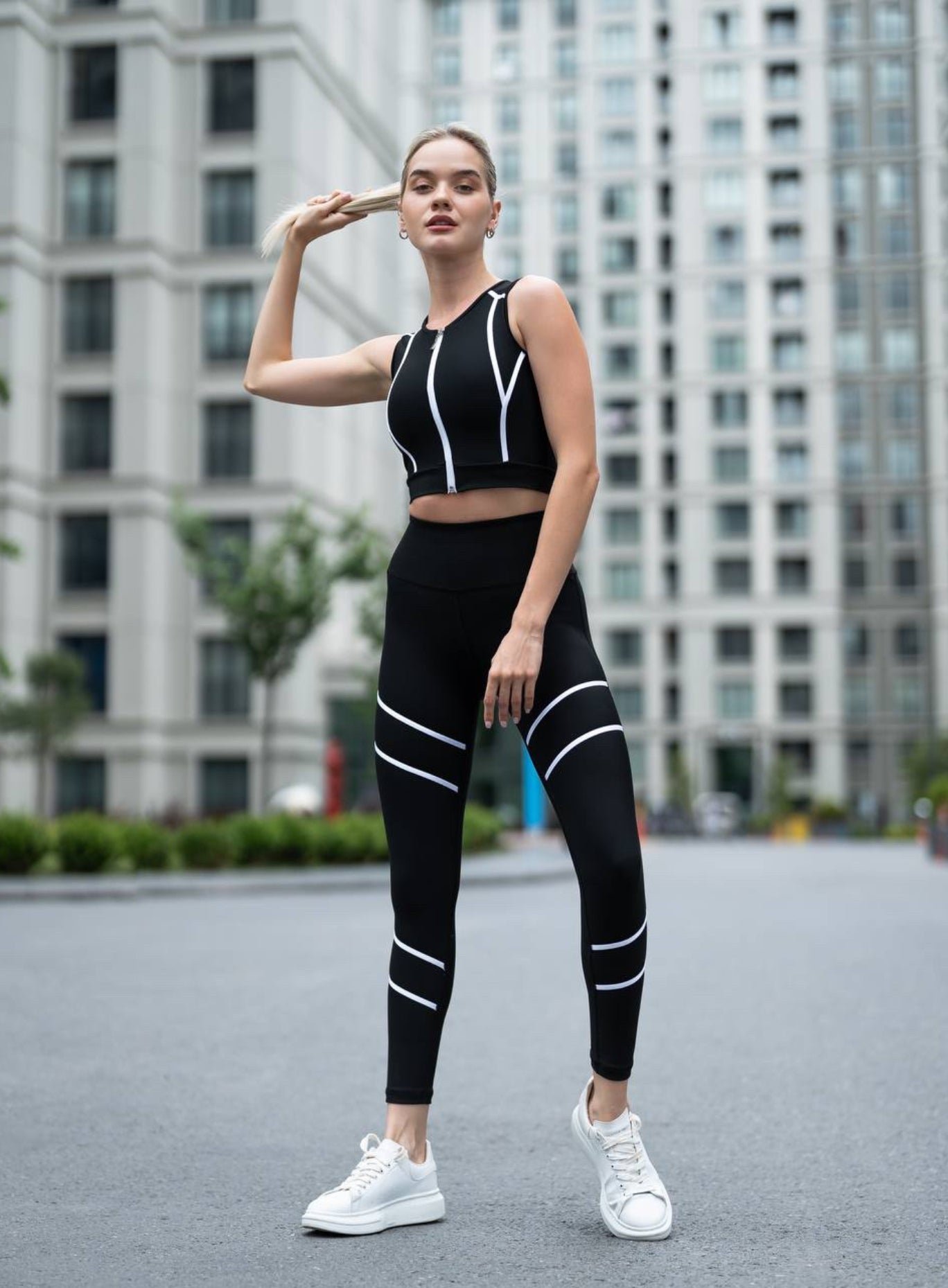 THRUD - FORM-FITTING LEGGING - BLACK AND WHITE