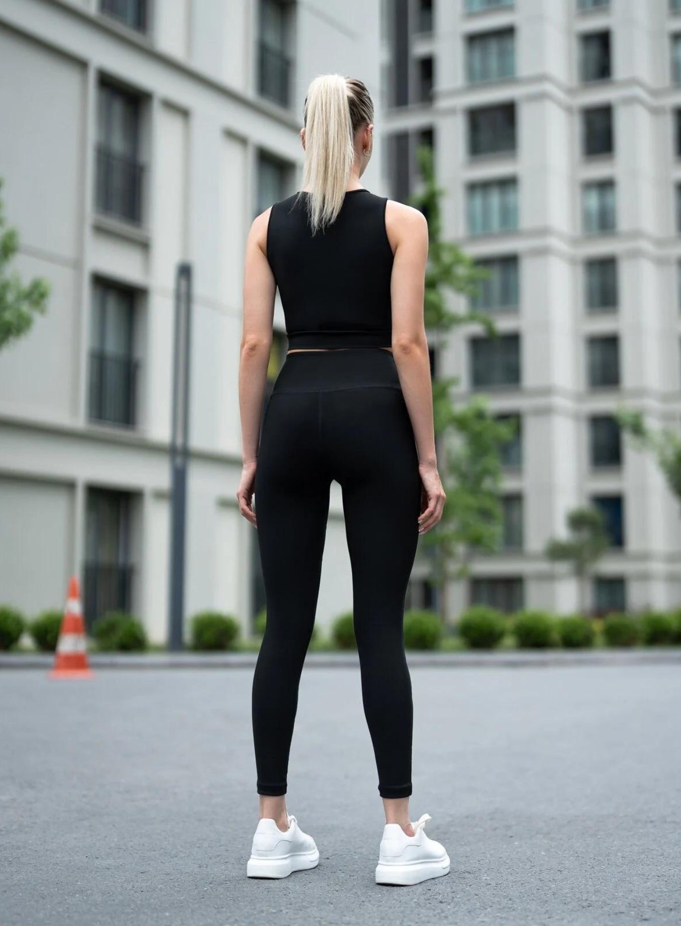 THRUD - FORM-FITTING LEGGING - BLACK AND WHITE